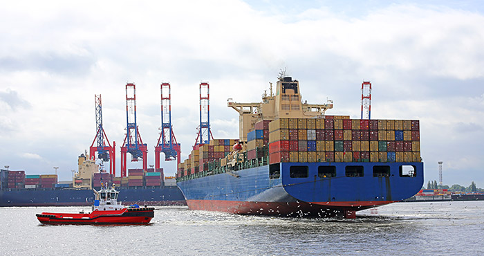 Containerschiff wendet